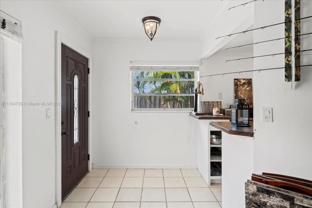 Recently Sold: $400,000 (1 beds, 1 baths, 698 Square Feet)