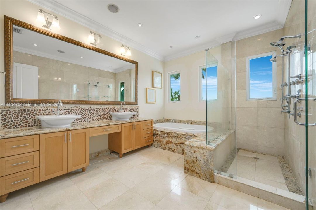 最近售出: $5,750,000 (5 贝兹, 5 浴室, 4620 平方英尺)