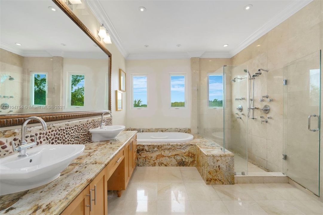 最近售出: $5,750,000 (5 贝兹, 5 浴室, 4620 平方英尺)