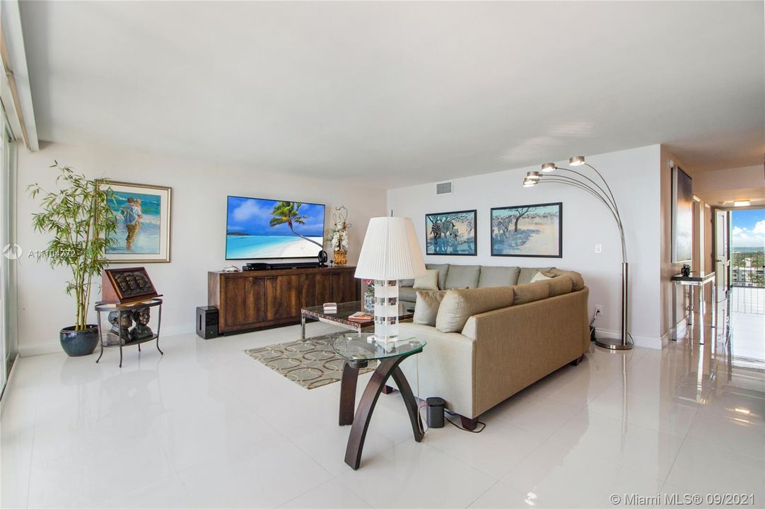 Recently Sold: $1,845,000 (2 beds, 2 baths, 1875 Square Feet)