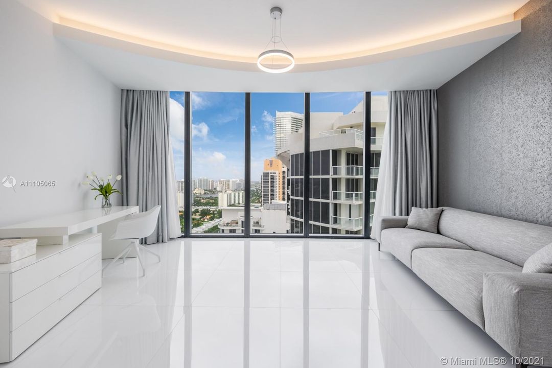 Recently Sold: $5,800,000 (3 beds, 4 baths, 3171 Square Feet)