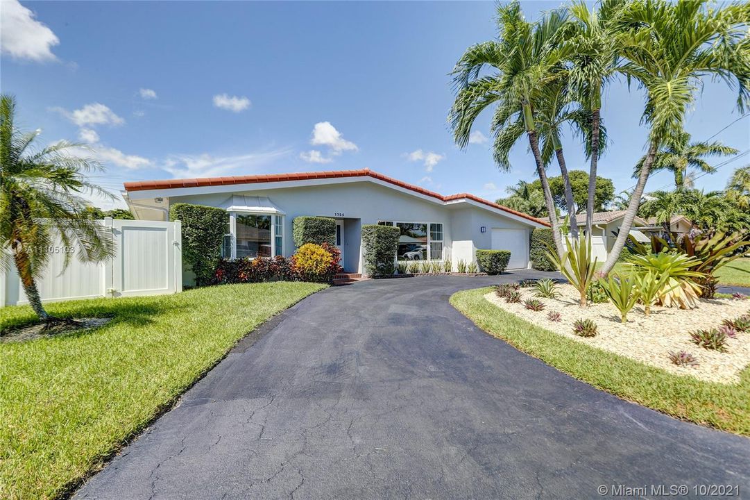 Recently Sold: $1,100,000 (4 beds, 2 baths, 2470 Square Feet)