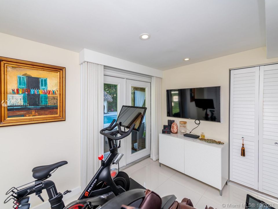 Recently Sold: $975,000 (3 beds, 2 baths, 1907 Square Feet)