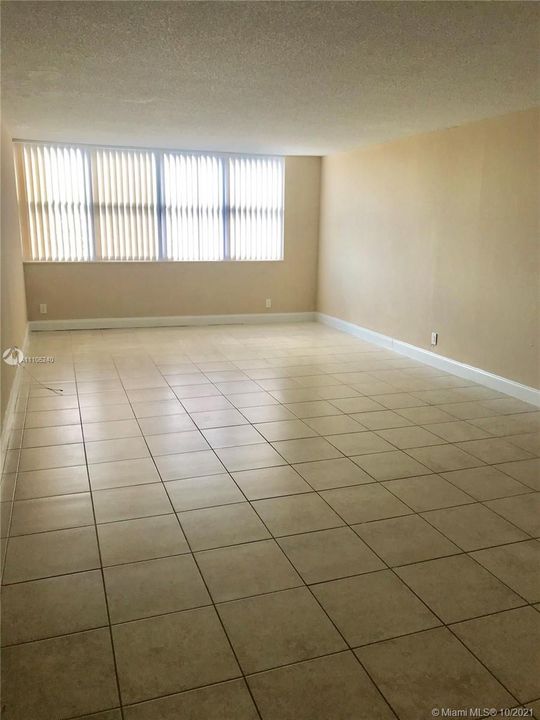 Recently Rented: $1,400 (1 beds, 1 baths, 761 Square Feet)