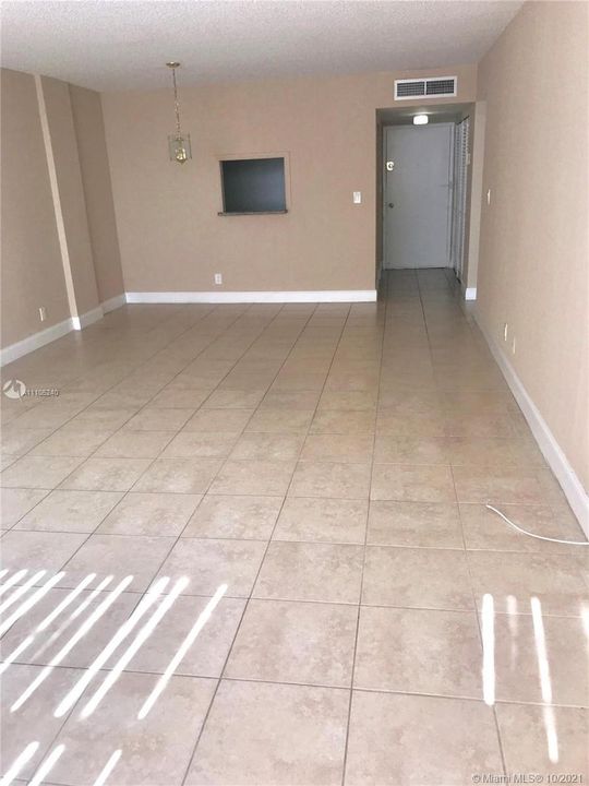 Recently Rented: $1,400 (1 beds, 1 baths, 761 Square Feet)