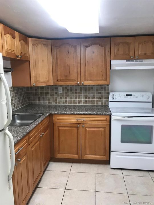 Recently Rented: $1,400 (1 beds, 1 baths, 761 Square Feet)