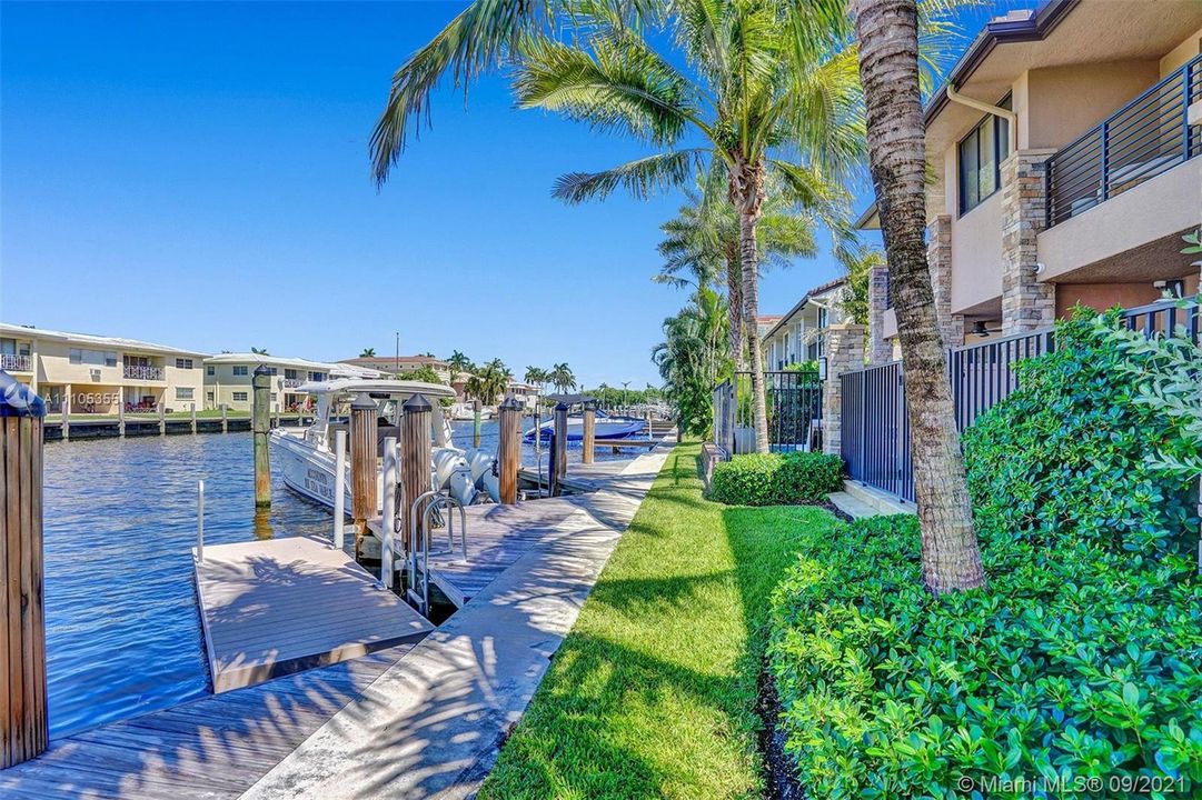 Recently Sold: $1,599,000 (3 beds, 3 baths, 3035 Square Feet)