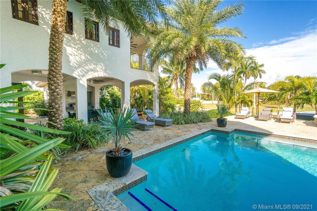 Recently Sold: $6,960,000 (10 beds, 9 baths, 8573 Square Feet)