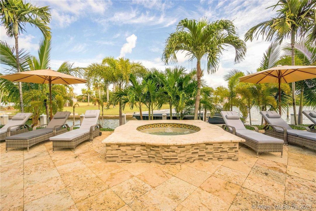 Recently Sold: $6,960,000 (10 beds, 9 baths, 8573 Square Feet)