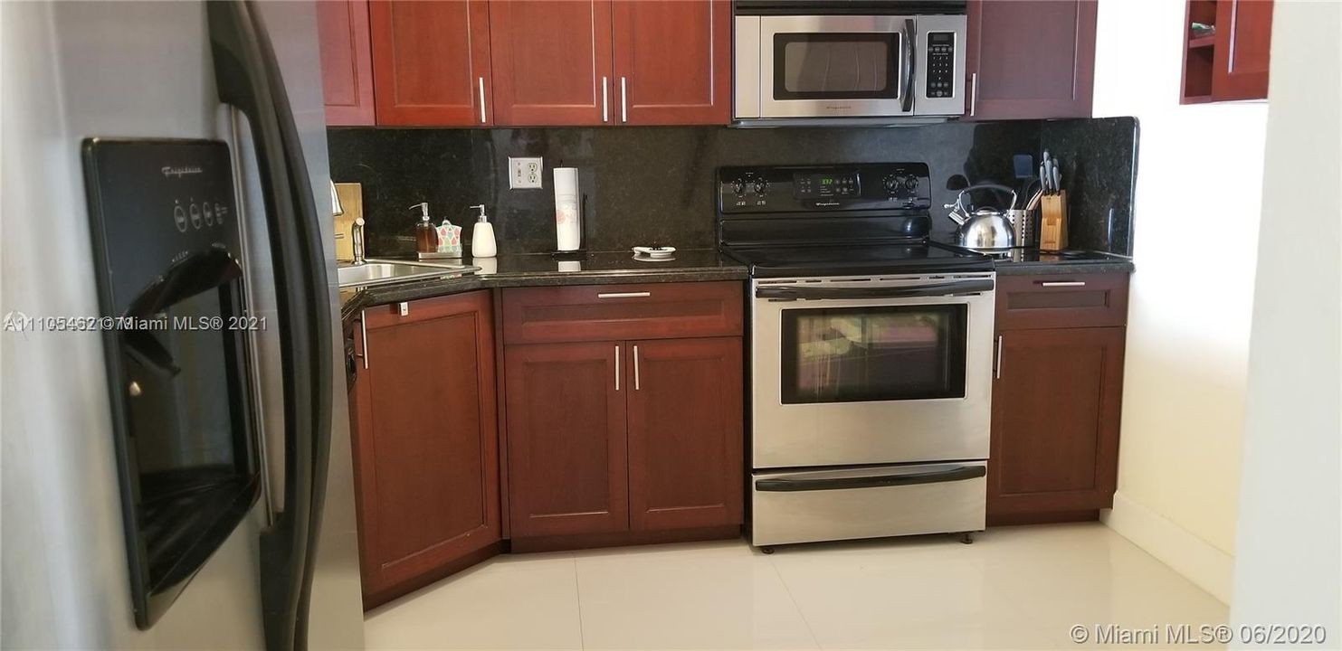 Recently Sold: $230,000 (1 beds, 1 baths, 887 Square Feet)