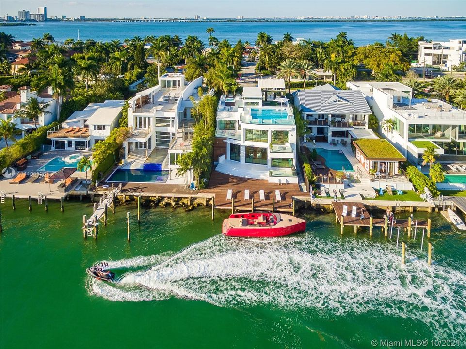 Recently Sold: $21,950,000 (7 beds, 8 baths, 7886 Square Feet)
