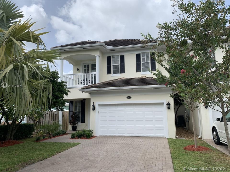 Recently Sold: $899,999 (4 beds, 3 baths, 2695 Square Feet)
