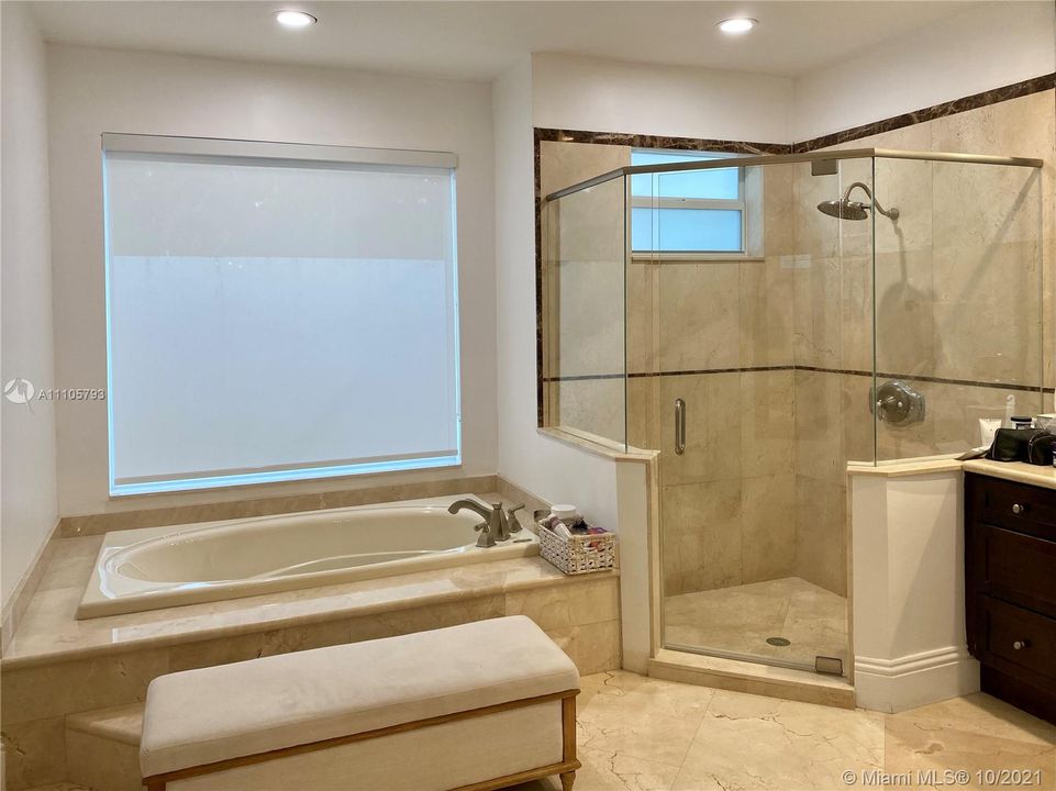 Недавно продано: $1,800,000 (5 спален, 4 ванн, 3205 Квадратных фут)