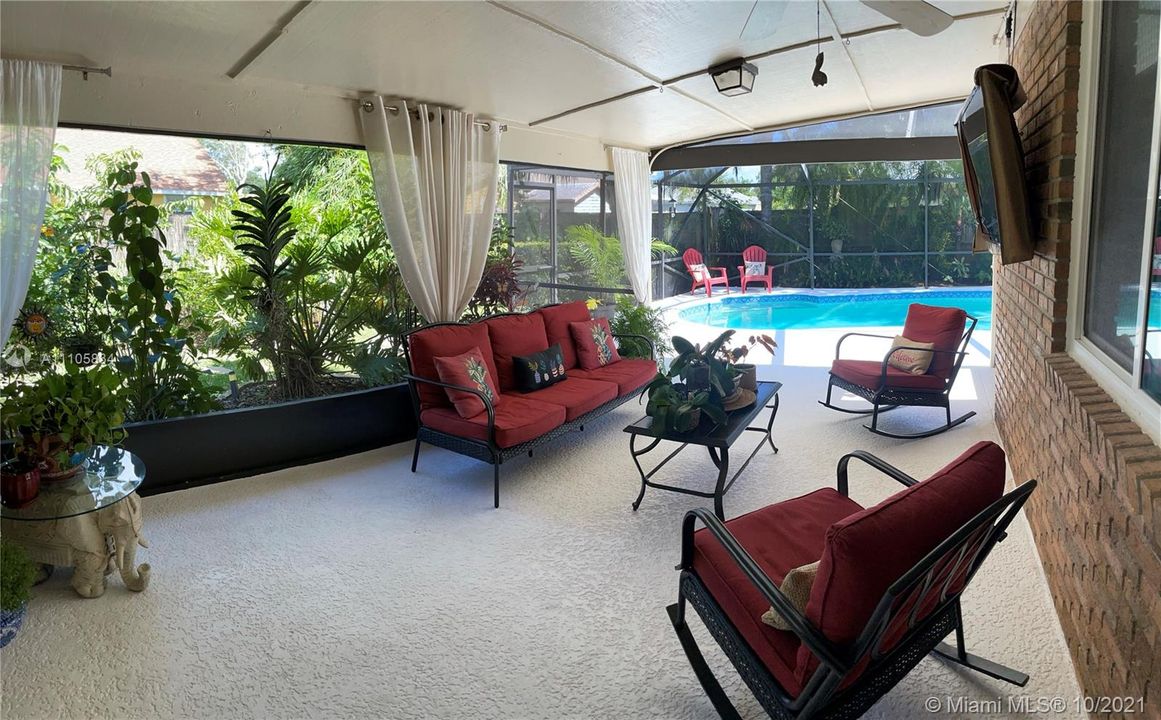 Sunroom/Porch unto Pool deck