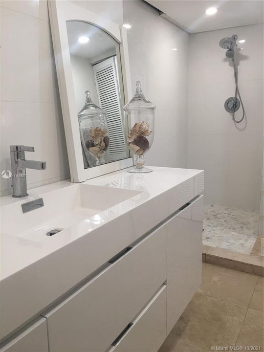 Main bathroom, Floating vanit