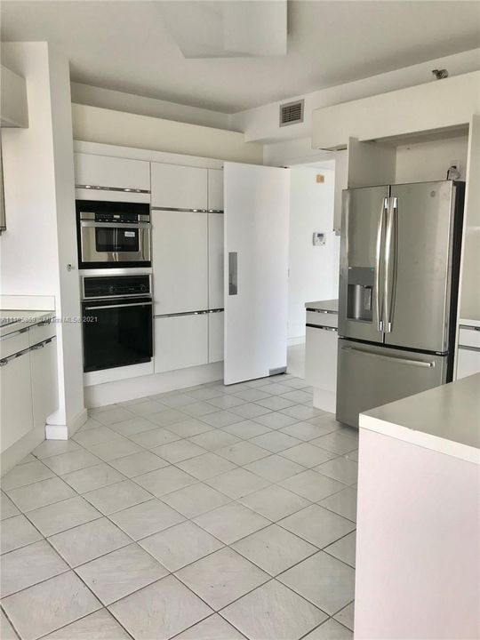Recently Rented: $6,999 (3 beds, 2 baths, 2370 Square Feet)