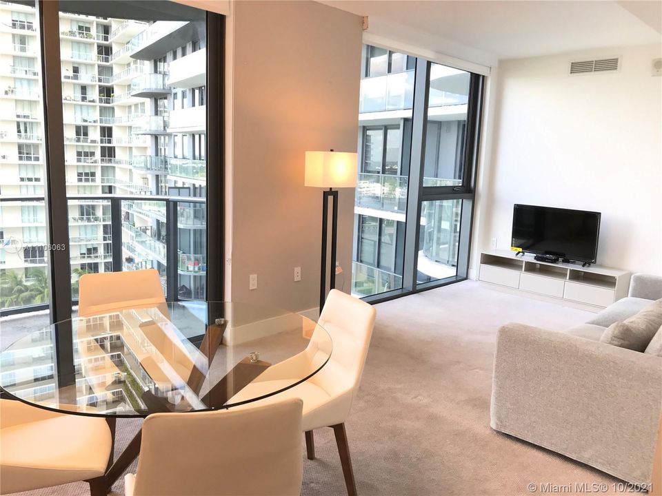 Recently Rented: $4,100 (1 beds, 1 baths, 621 Square Feet)