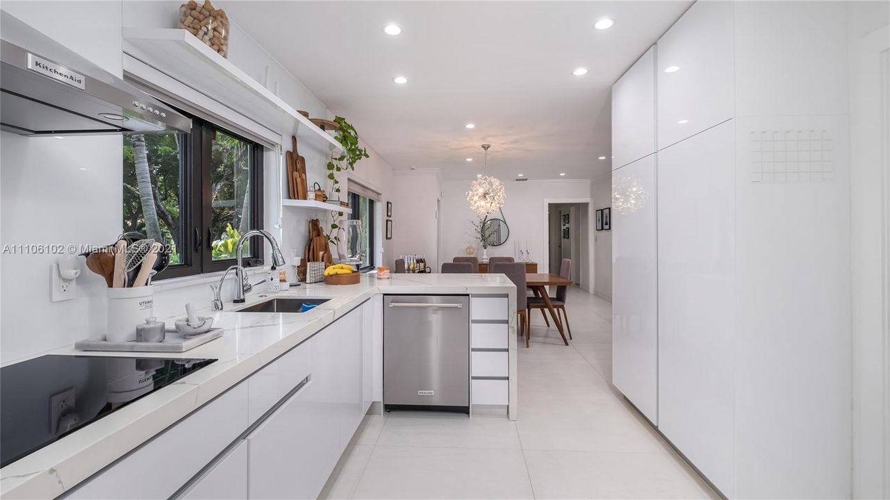 Recently Sold: $1,425,000 (4 beds, 3 baths, 1716 Square Feet)