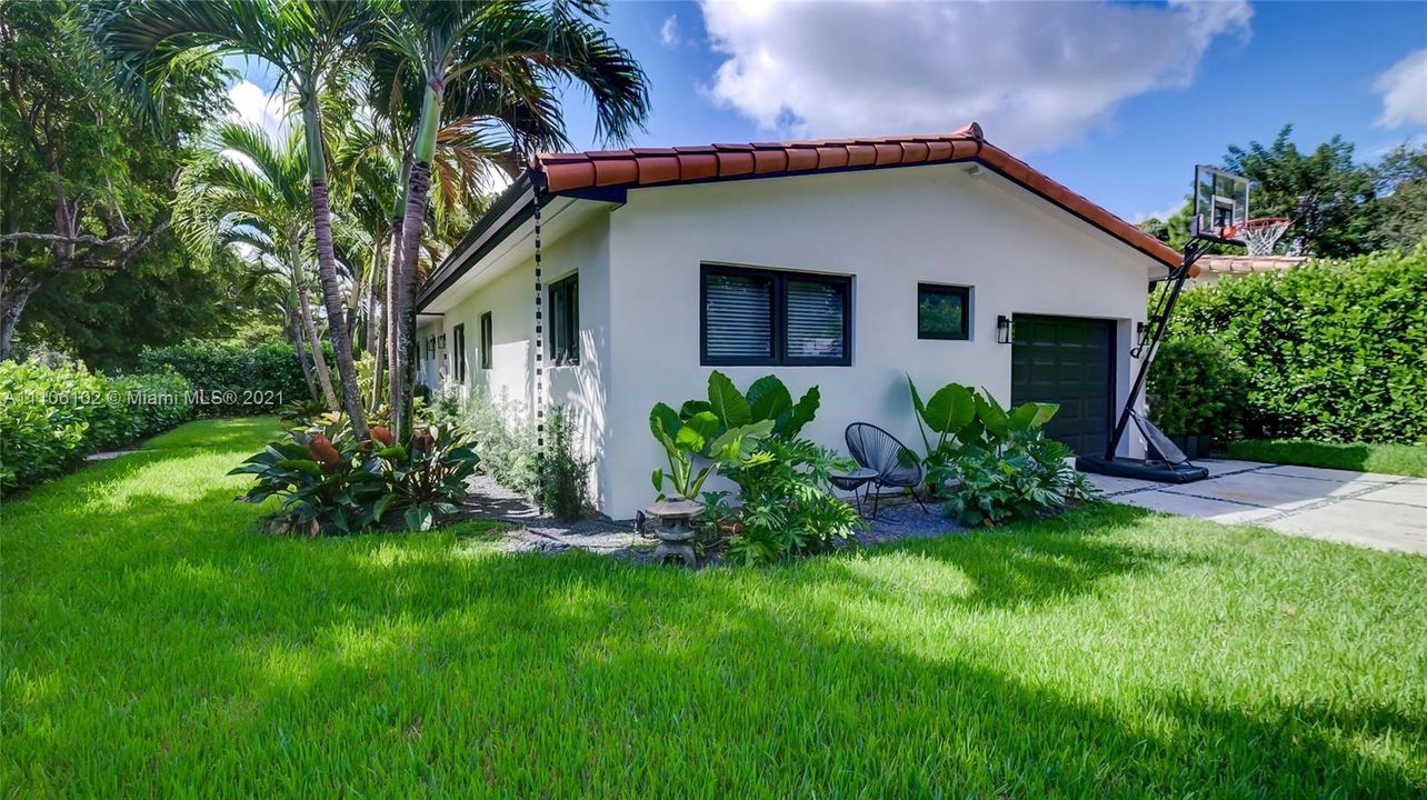 Recently Sold: $1,425,000 (4 beds, 3 baths, 1716 Square Feet)