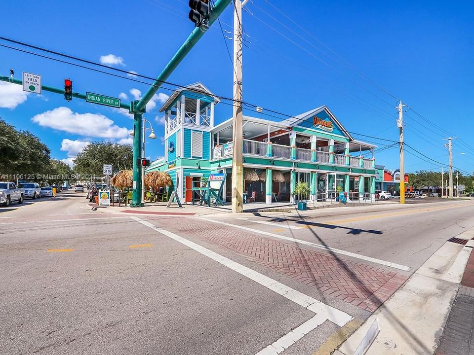 Withing walking distance to charming Jensen Beach downtown with shops and restaurants