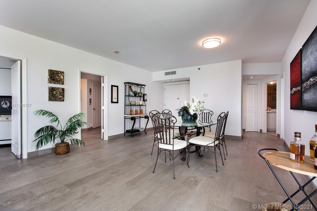 Recently Sold: $800,000 (2 beds, 2 baths, 1700 Square Feet)