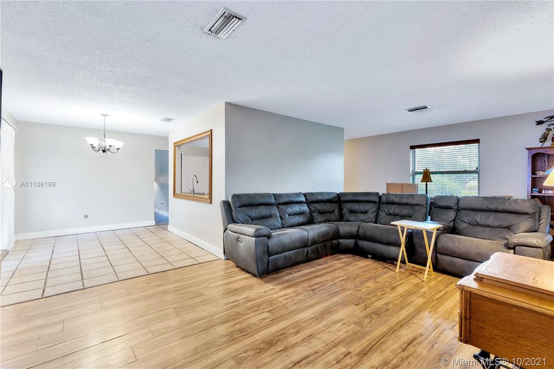 Recently Sold: $399,999 (3 beds, 2 baths, 1662 Square Feet)