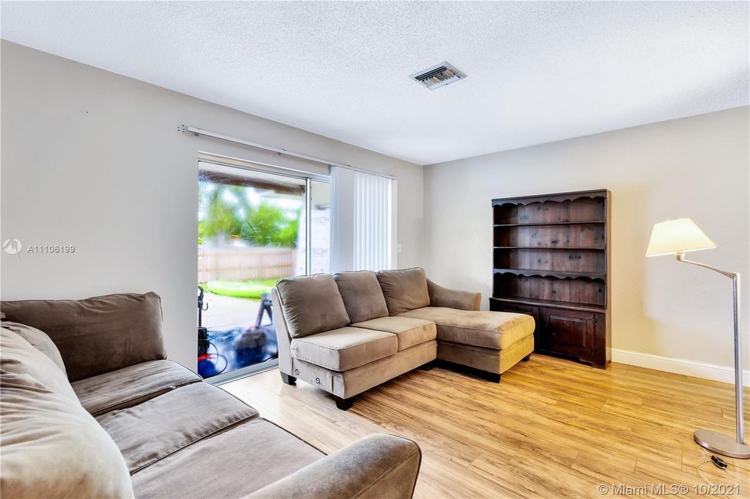 Recently Sold: $399,999 (3 beds, 2 baths, 1662 Square Feet)