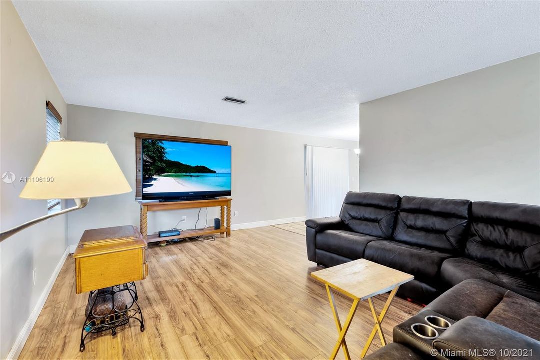 Recently Sold: $399,999 (3 beds, 2 baths, 1662 Square Feet)