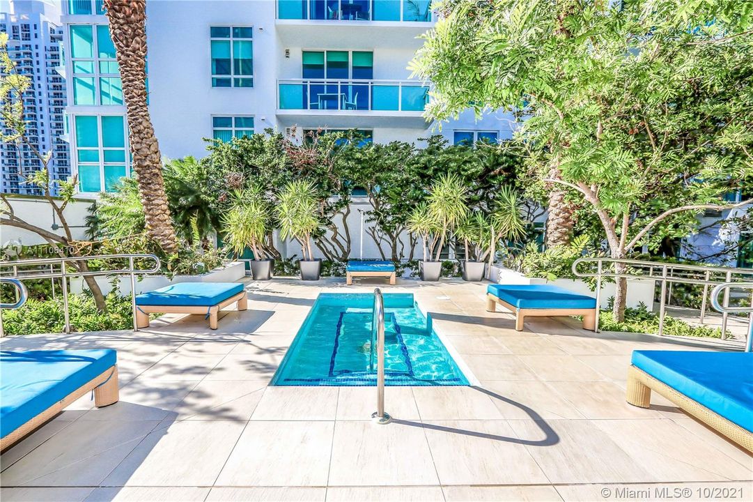 Recently Sold: $829,000 (2 beds, 2 baths, 1436 Square Feet)