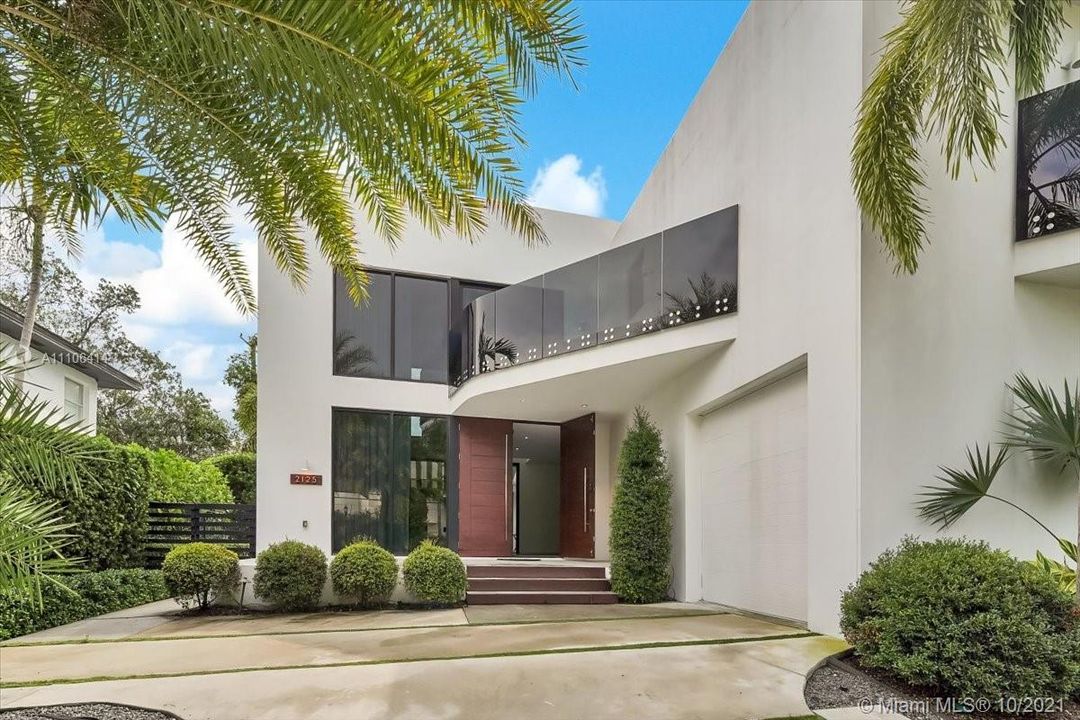 Recently Sold: $4,950,000 (4 beds, 3 baths, 3591 Square Feet)