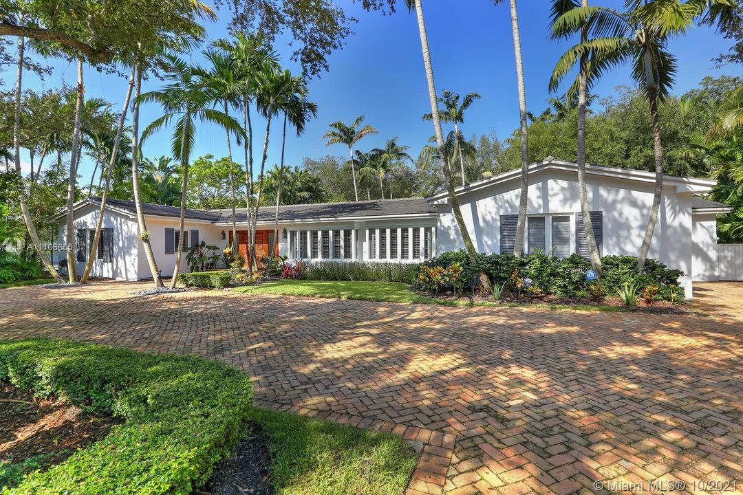 Recently Sold: $2,700,000 (5 beds, 4 baths, 3873 Square Feet)