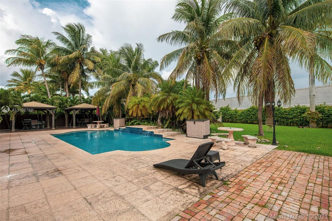 Recently Sold: $1,700,000 (5 beds, 4 baths, 3884 Square Feet)
