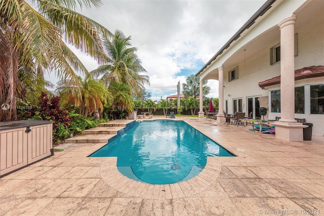 Recently Sold: $1,700,000 (5 beds, 4 baths, 3884 Square Feet)