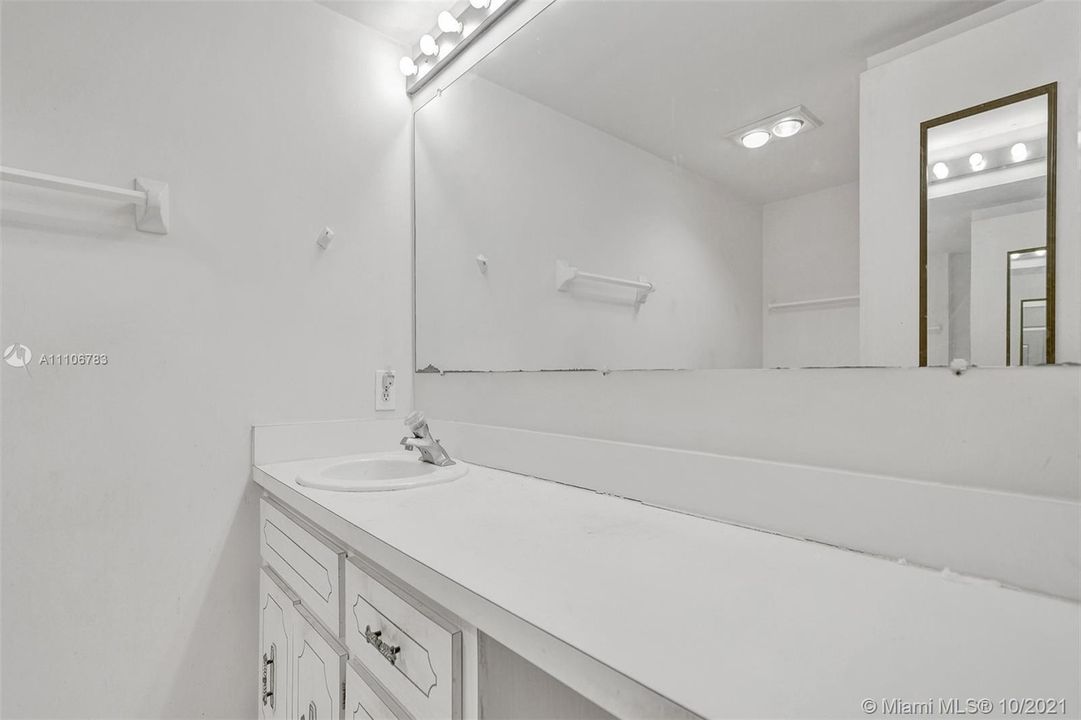 Recently Sold: $210,000 (1 beds, 1 baths, 1017 Square Feet)