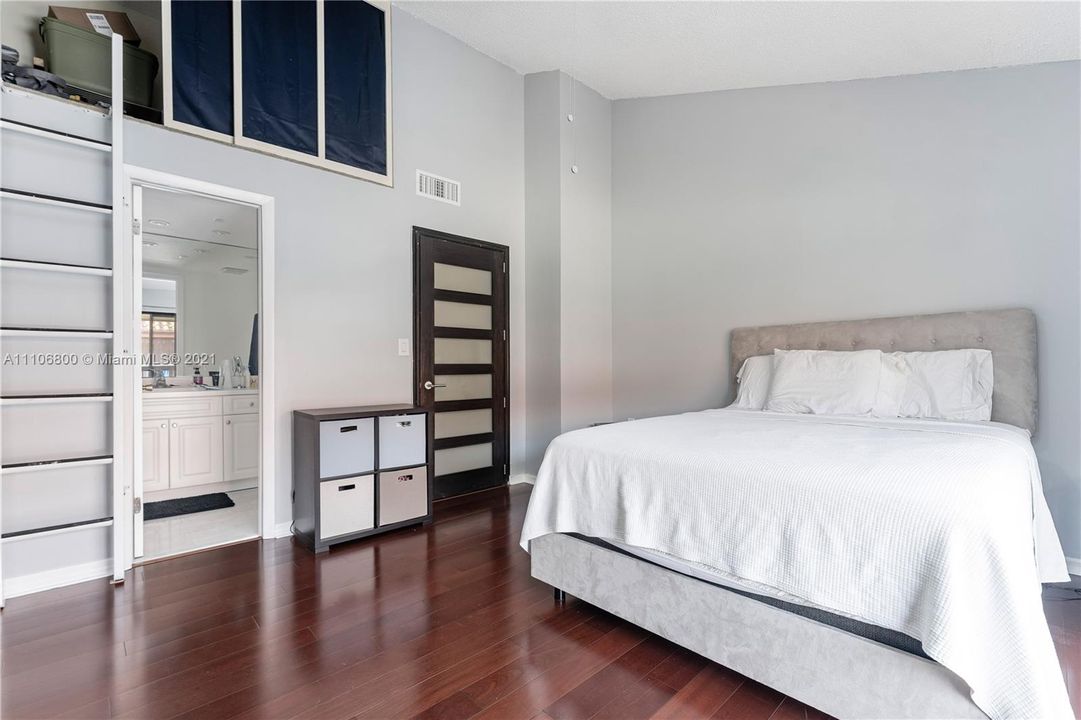 最近售出: $350,000 (2 贝兹, 2 浴室, 1152 平方英尺)