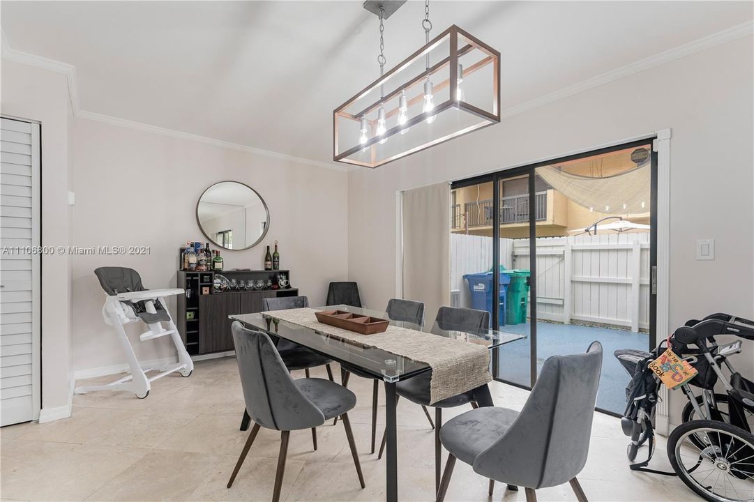 最近售出: $350,000 (2 贝兹, 2 浴室, 1152 平方英尺)