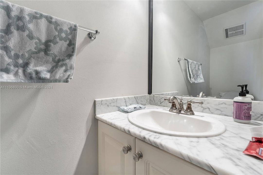 最近售出: $350,000 (2 贝兹, 2 浴室, 1152 平方英尺)