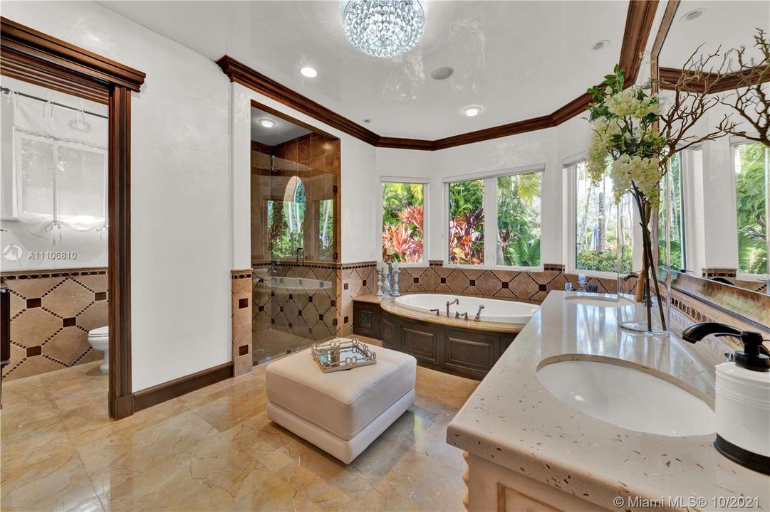 最近售出: $4,199,000 (6 贝兹, 5 浴室, 5887 平方英尺)