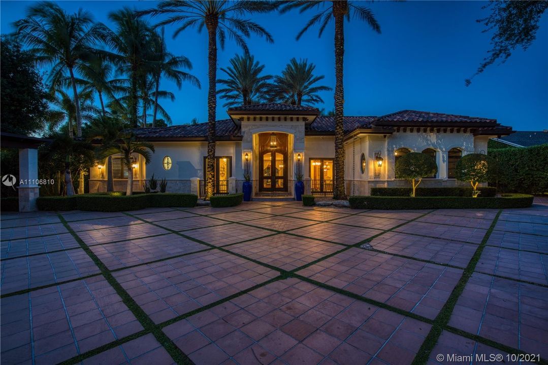 Recently Sold: $4,199,000 (6 beds, 5 baths, 5887 Square Feet)