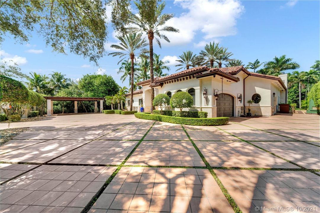 Recently Sold: $4,199,000 (6 beds, 5 baths, 5887 Square Feet)