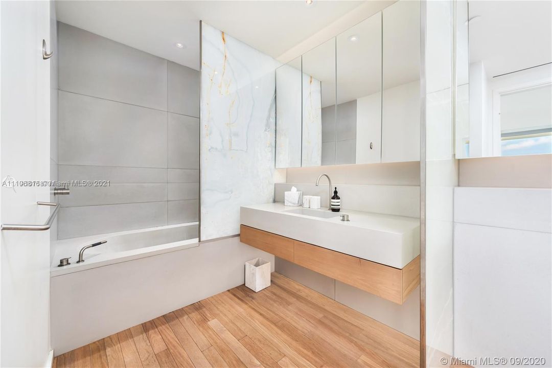 Недавно арендовано: $14,900 (1 спален, 1 ванн, 824 Квадратных фут)