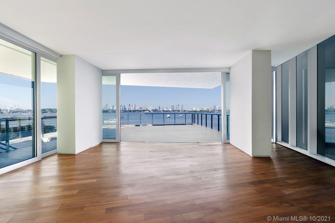 Recently Sold: $6,295,000 (3 beds, 3 baths, 2658 Square Feet)