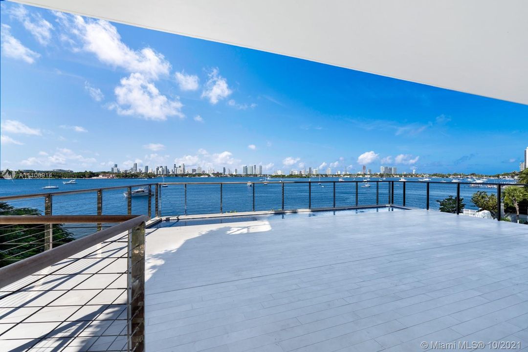 Recently Sold: $6,295,000 (3 beds, 3 baths, 2658 Square Feet)