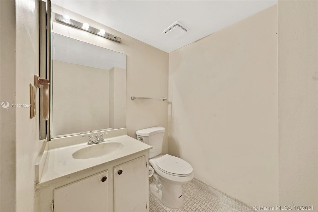 最近售出: $257,000 (1 贝兹, 1 浴室, 896 平方英尺)