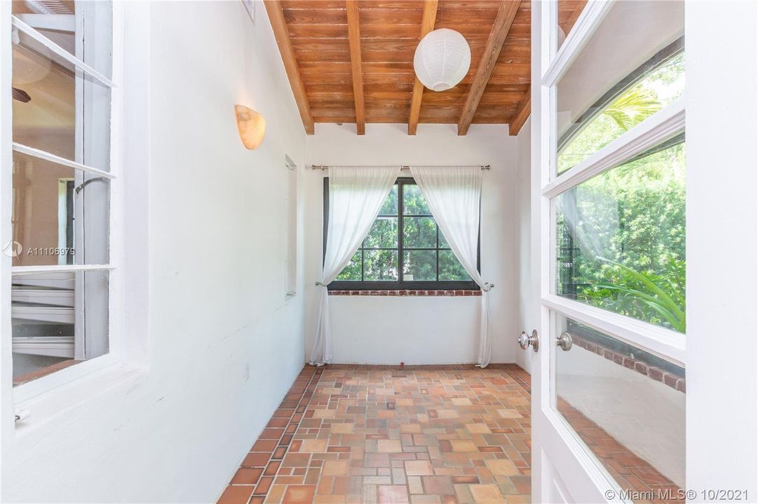 Recently Sold: $1,050,000 (3 beds, 2 baths, 1465 Square Feet)