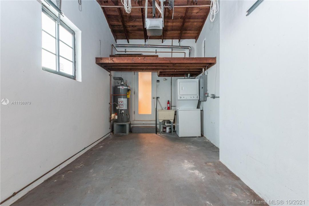 Recently Sold: $1,050,000 (3 beds, 2 baths, 1465 Square Feet)