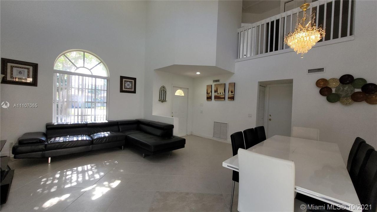 Недавно продано: $475,000 (3 спален, 2 ванн, 1502 Квадратных фут)