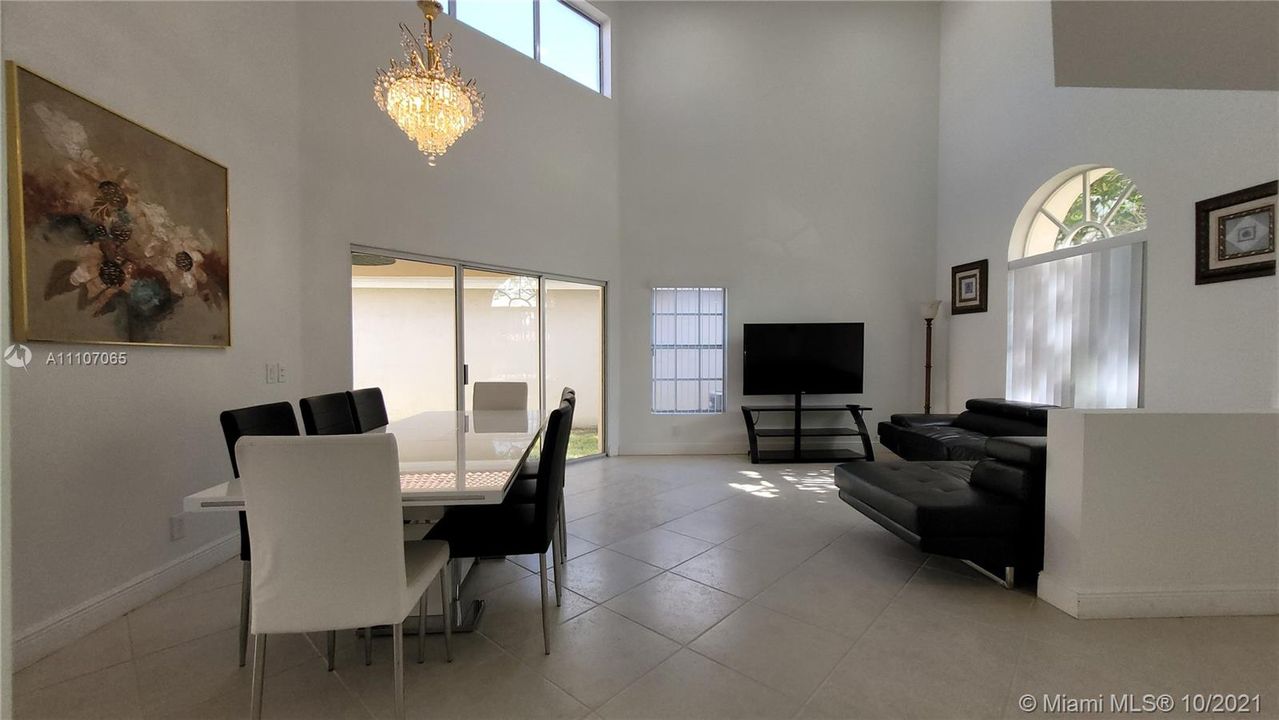 Недавно продано: $475,000 (3 спален, 2 ванн, 1502 Квадратных фут)