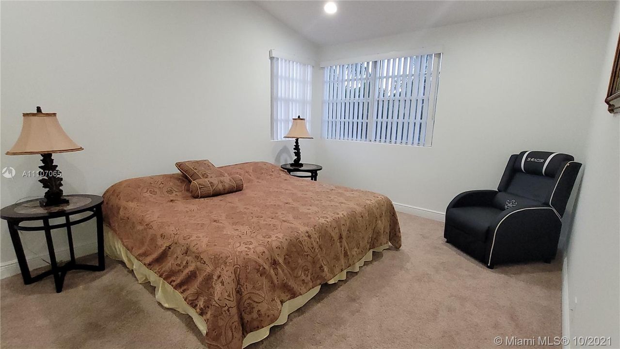 Недавно продано: $475,000 (3 спален, 2 ванн, 1502 Квадратных фут)