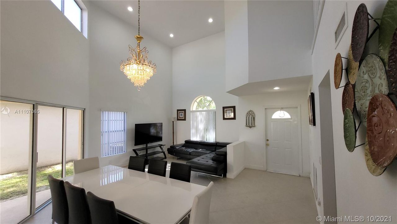 Недавно продано: $475,000 (3 спален, 2 ванн, 1502 Квадратных фут)